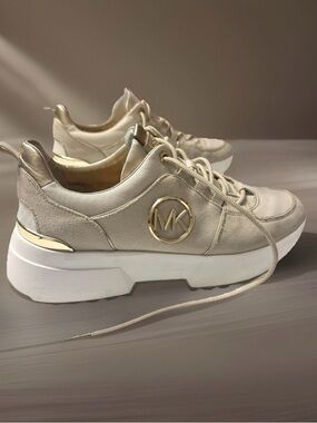 Women’s Michael Kors Cosmo Trainer Sneakers cream color size 9.5